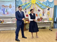 Николай Ташланов вручил сертификаты к школе семьям из Донбасса, проживающим в Ханты-Мансийске